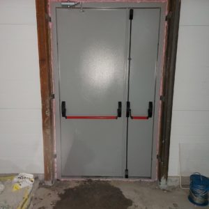 Противопожарная дверь с антипаникой / серия FRM7424